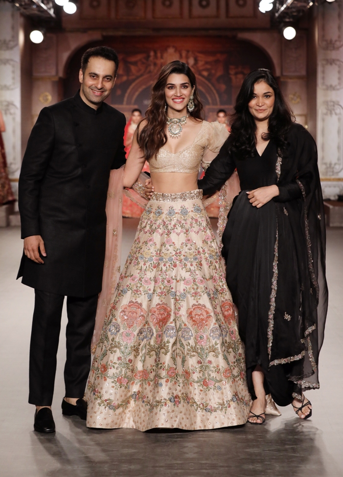 shyamal and bhumika lehenga price