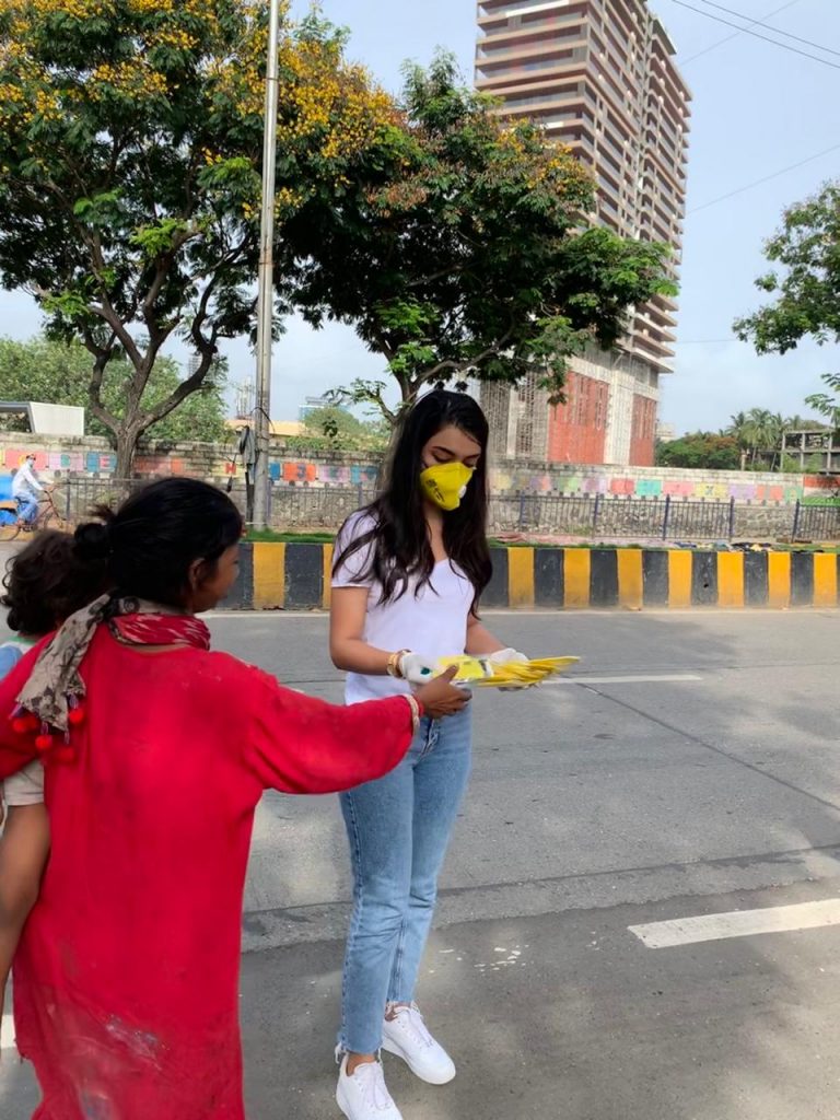 Amrin Qureshi Distributing Mask (1)