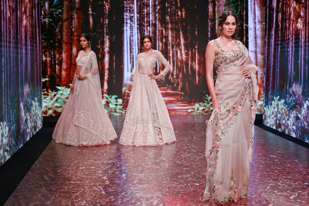 Model Poses for designer Anushree Reddys Collection at The Lakme Fashion Week Fluid Edition 2020 at St. Regis in Mumbai, India on 24th October 2020.  Photo :Vaqaas Mansuri / FS Images / Lakme Fashion Week / IMG Reliance