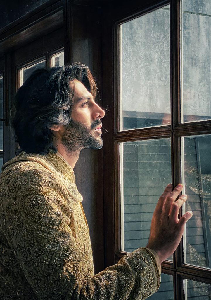 Bollywood’s favourite Kartik Aaryan featured as a muse for Manish Malhotra at LFW 2020 (4)