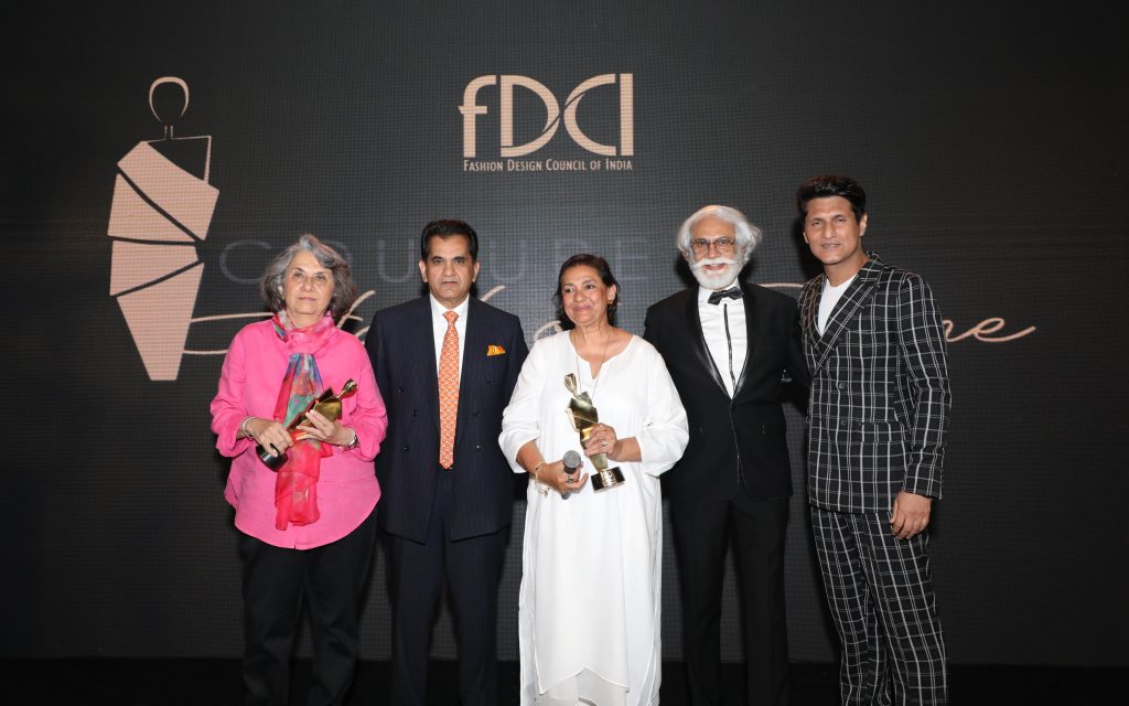 Media Makers Asha Kochhar & Vidyun Singh felicitated by CEO, Neeti Aayog, Mr Amitabh Kant. Also seen in the picture, emcee of the evening, Rajiv Makhni