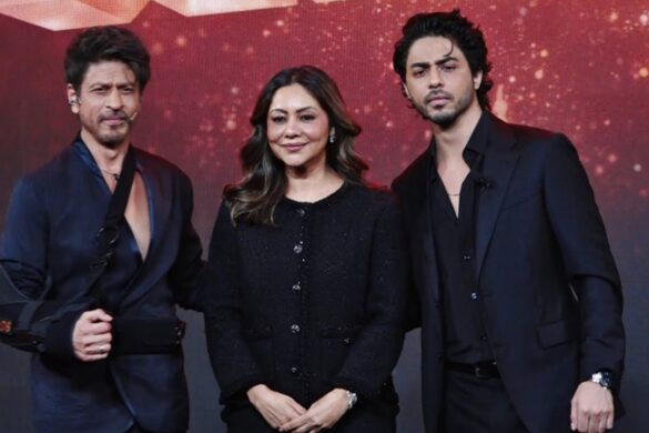 Gauri Khan Poses With Shah Rukh Khan and Aryan at The Baads of Bollywood Preview